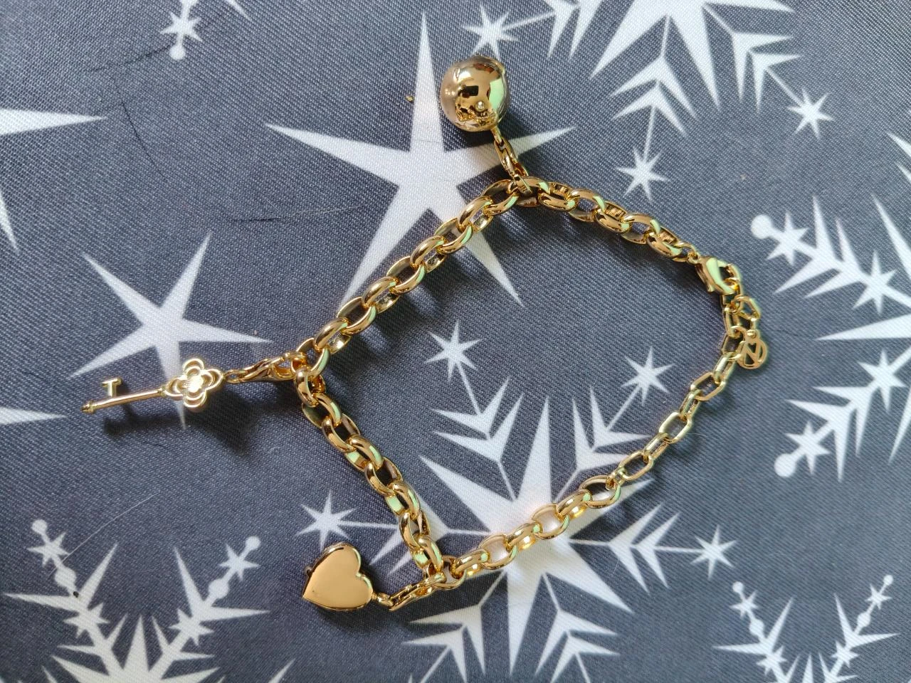 Pulseira Dourada Elos Largos com Pendentes – photo 6